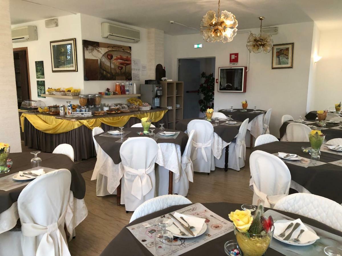 Hotel Fucsia Riccione Luaran gambar