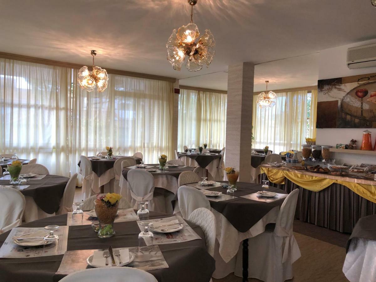 Hotel Fucsia Riccione Luaran gambar